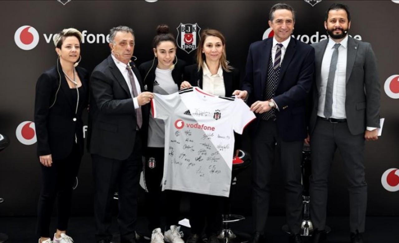Beşiktaş Kadın Futbol Takımı'nın sponsoru Vodafone oldu