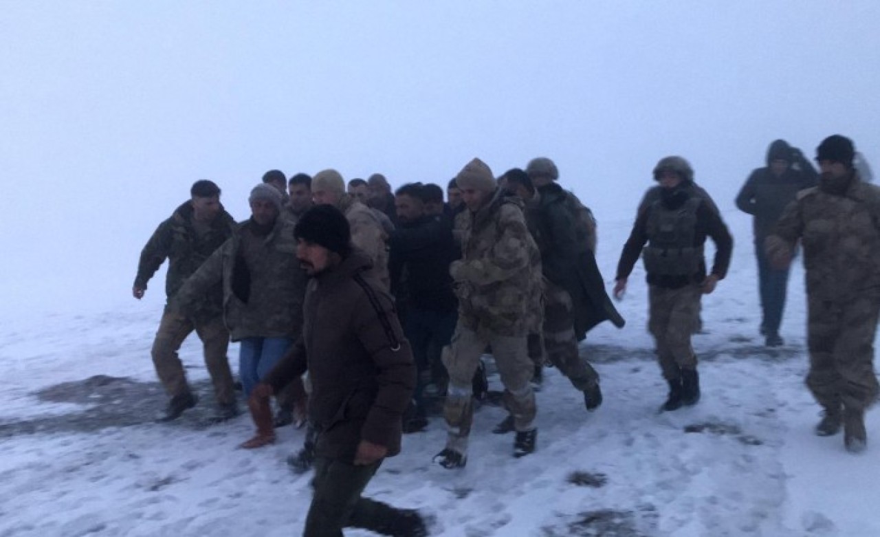 Helikoptere ilk ulaşan köylü anlattı: Ceketimi çıkararak üşümemesi için üzerine serdim