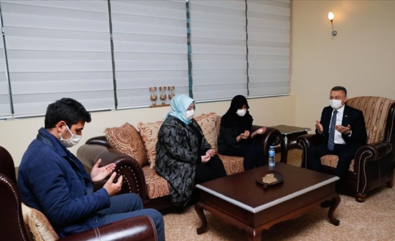 Cumhurbaşkanı Yardımcısı Oktay'dan şehit Korgeneral Erbaş'ın ailesine taziye ziyareti