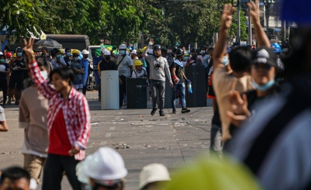 Darbeciler ülkeyi kan gölüne çevirdi: Onlarca ölü var