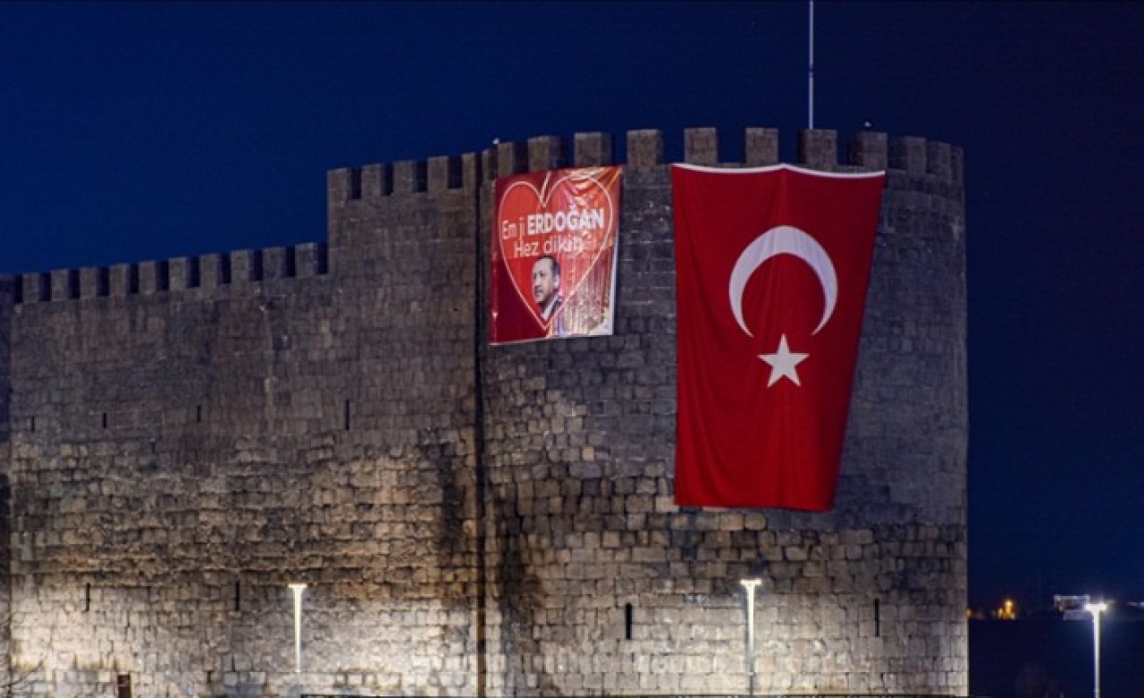 Diyarbakır Kalesi'ne Kürtçe 'Biz Erdoğan'ı seviyoruz' pankartı asıldı
