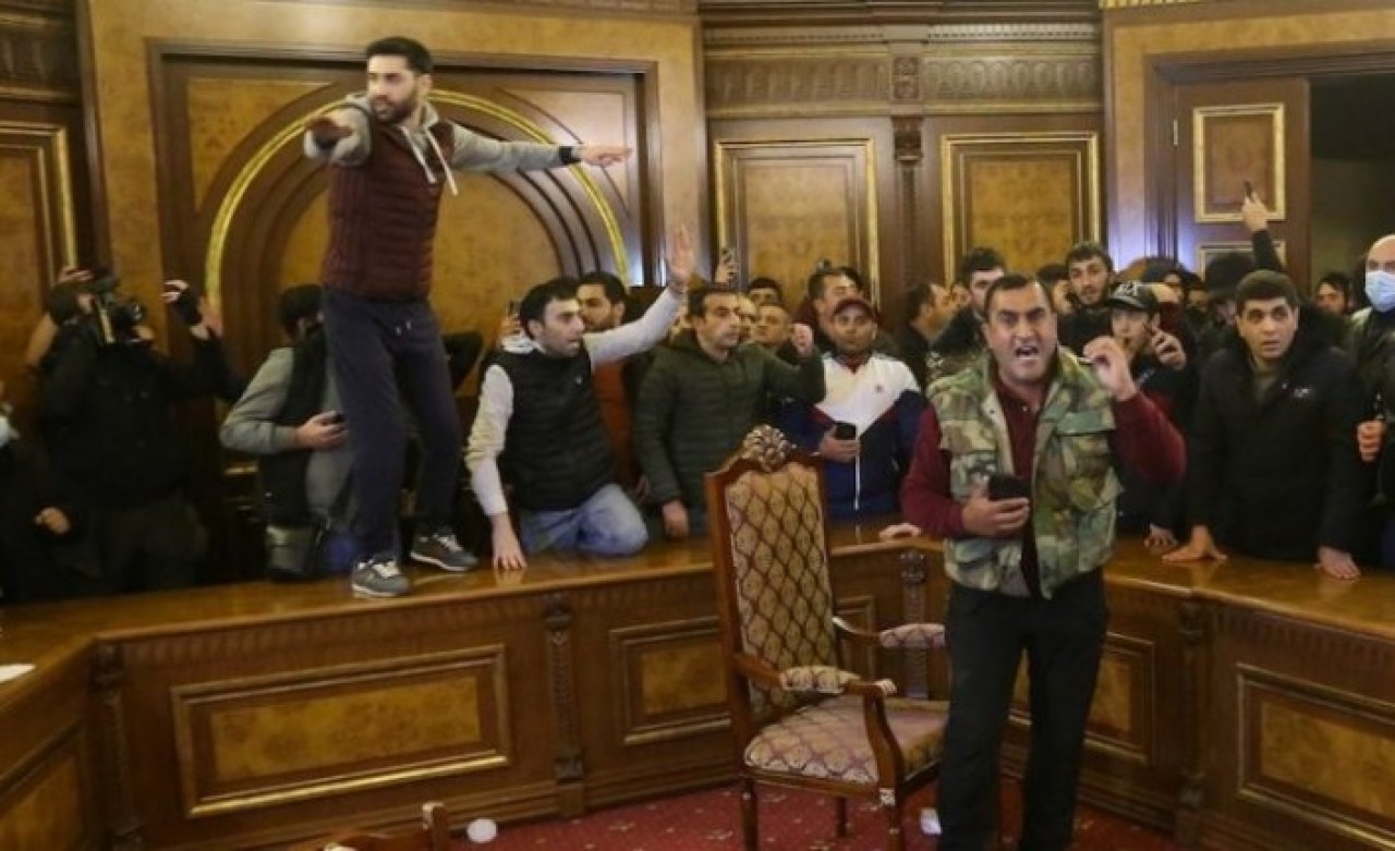 Ermenistan'da iç savaşın ayak sesleri: Hükümet binasını bastılar