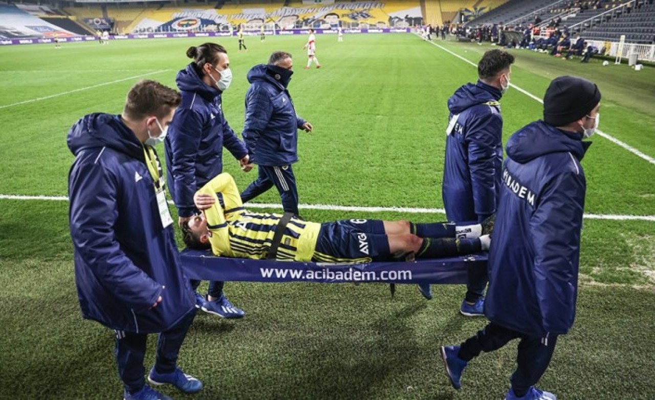 Fenerbahçe'de Mesut Özil şoku: Sakatlandı,  yürüyemiyor! Durumu ciddi