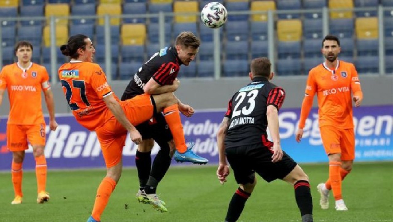 Gençlerbirliği - Başakşehir: Son 2 dakikada 1 kırmızı,  1 gol