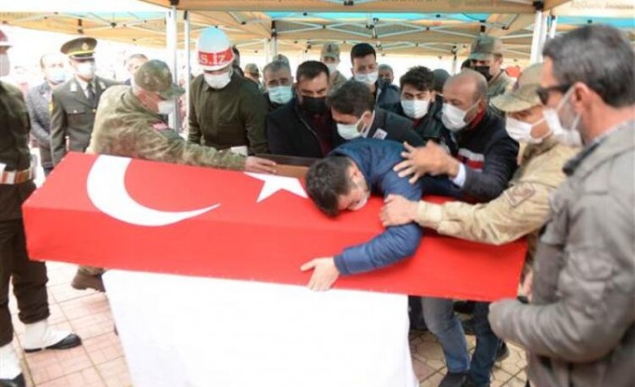 Gözyaşları sel oldu: Uzman Çavuş Hakan Gül Amasya'da,  Astsubay Mehmet Demir Kahramanmaraş'da son yolculuğuna uğurlandı