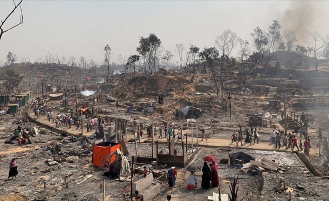 İnsanlık dramı: Arakanlı Müslüman mültecilerin kampındaki yangında en az 15 kişi öldü,  yüzlerce kayıp var