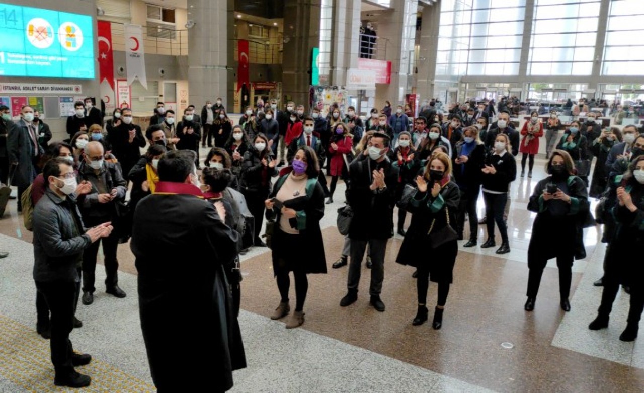 İstanbul adliyelerinde cübbeli protesto