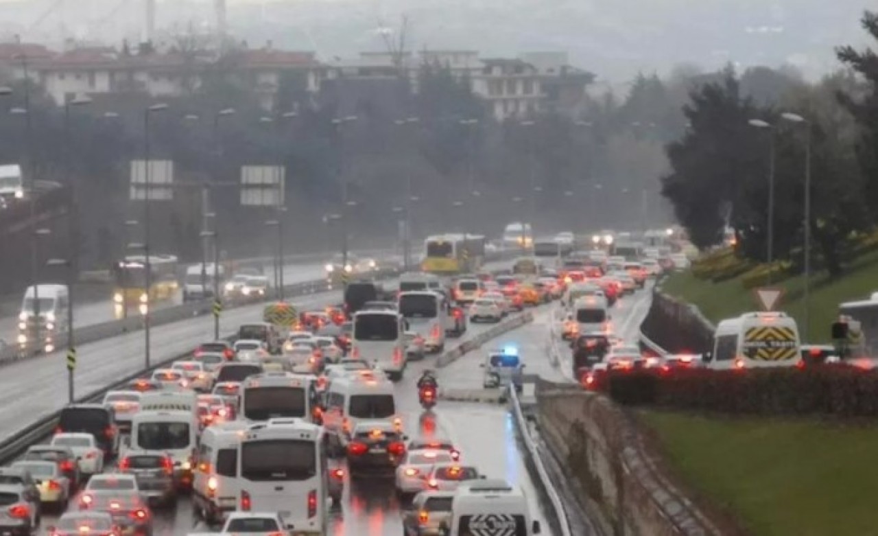 İstanbul'da trafik durma noktasına geldi
