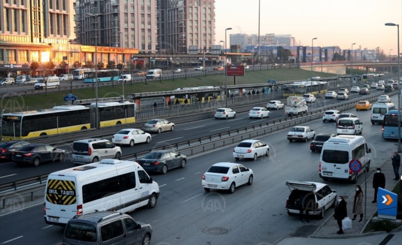 İstanbul'da kısıtlama bitti,  trafik tıkanma noktasına geldi