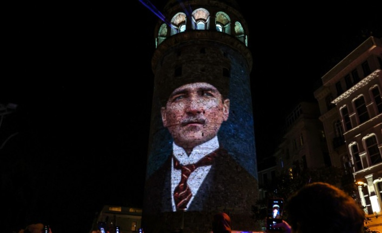 İstiklal Marşı'nın 100. yılına özel Galata Kulesi'nde ışık gösterisi yapıldı