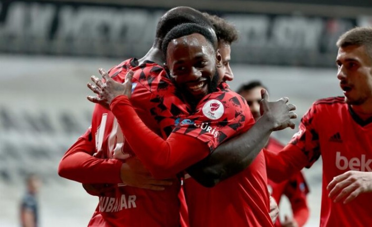 Lig lideri kupada da esti: Beşiktaş,  Başakşehir'i devirdi,  finale yükseldi