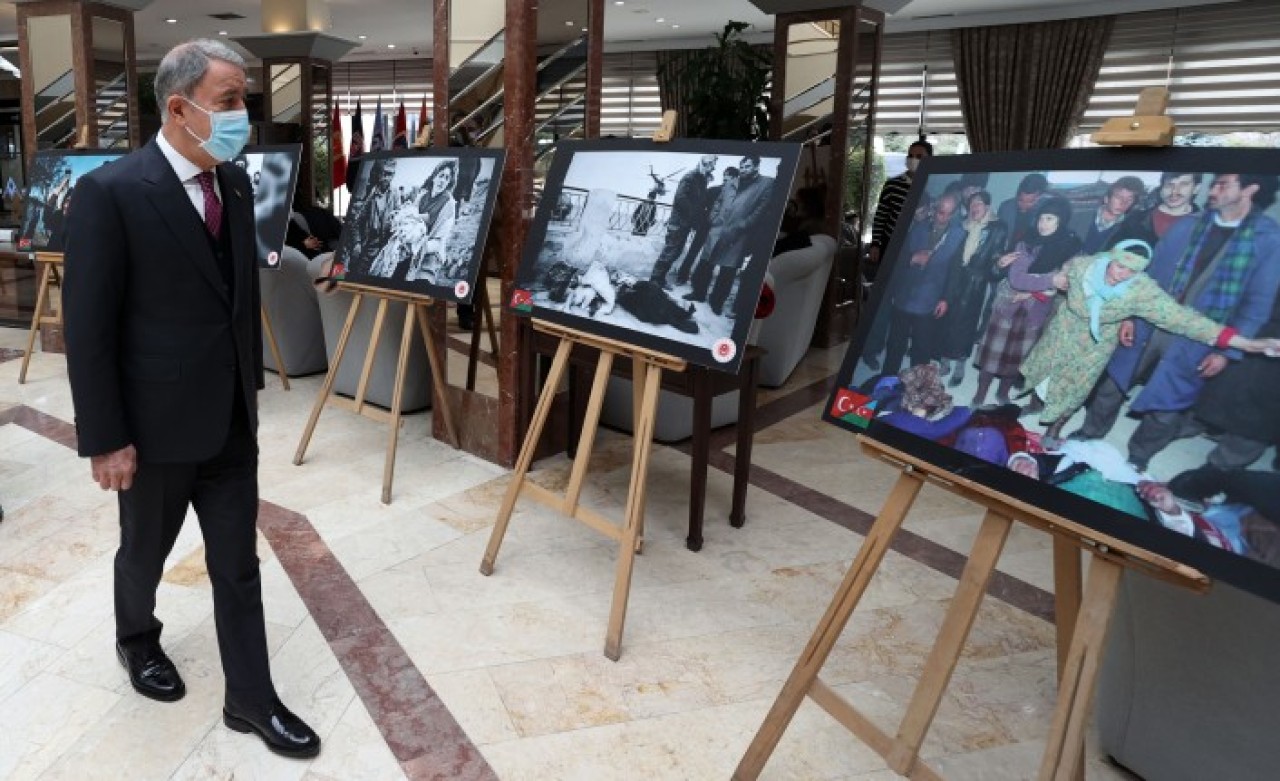 Bakan Akar,  "29. Yılında Hocalı Soykırımı" fotoğraf sergisini açtı