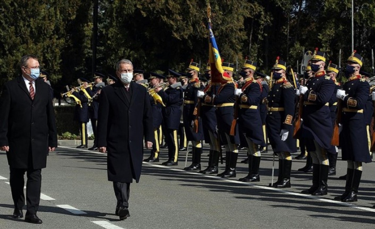 Milli Savunma Bakanı Hulusi Akar,  Rumen mevkidaşıyla bir araya geldi
