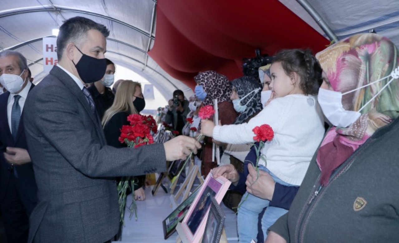 Pakdemirli'den,  Diyarbakır annelerine destek ziyareti: