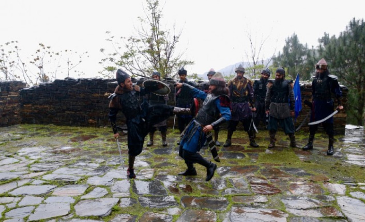 Pakistanlı gençlerin 'Diriliş Ertuğrul' sevgisi: Kendileri çekiyor