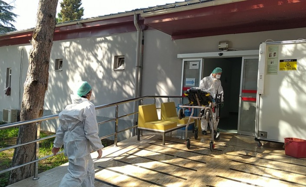 Sakarya'da kimyasal gaz paniği: 2'si polis 12 kişi hastaneye kaldırıldı,  hastane kapatıldı