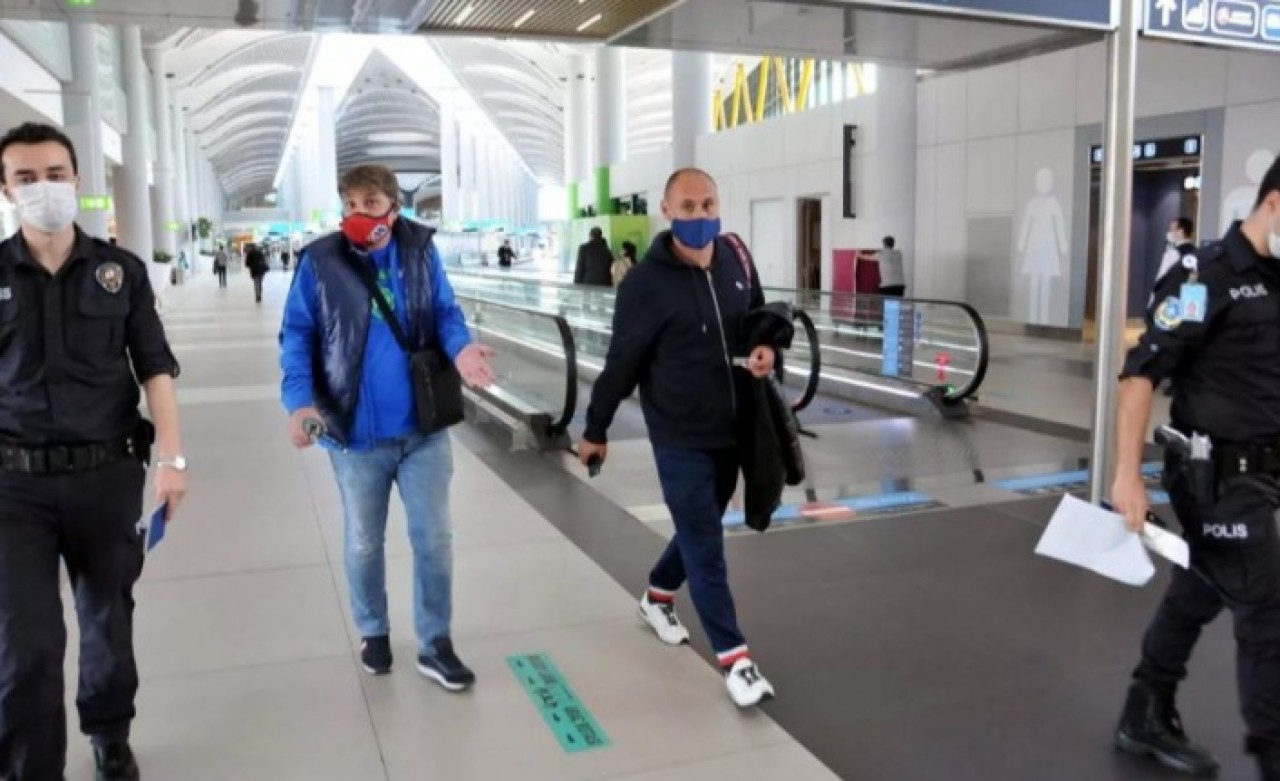 Rus sporcuları taşıyan THY uçağında hareketli dakikalar: Ortalık karıştı