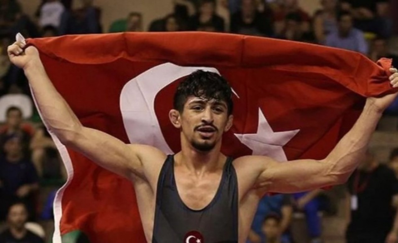 Türkiye'yi grekoromen 60 kiloda temsil eden Kerem Kamal finalde