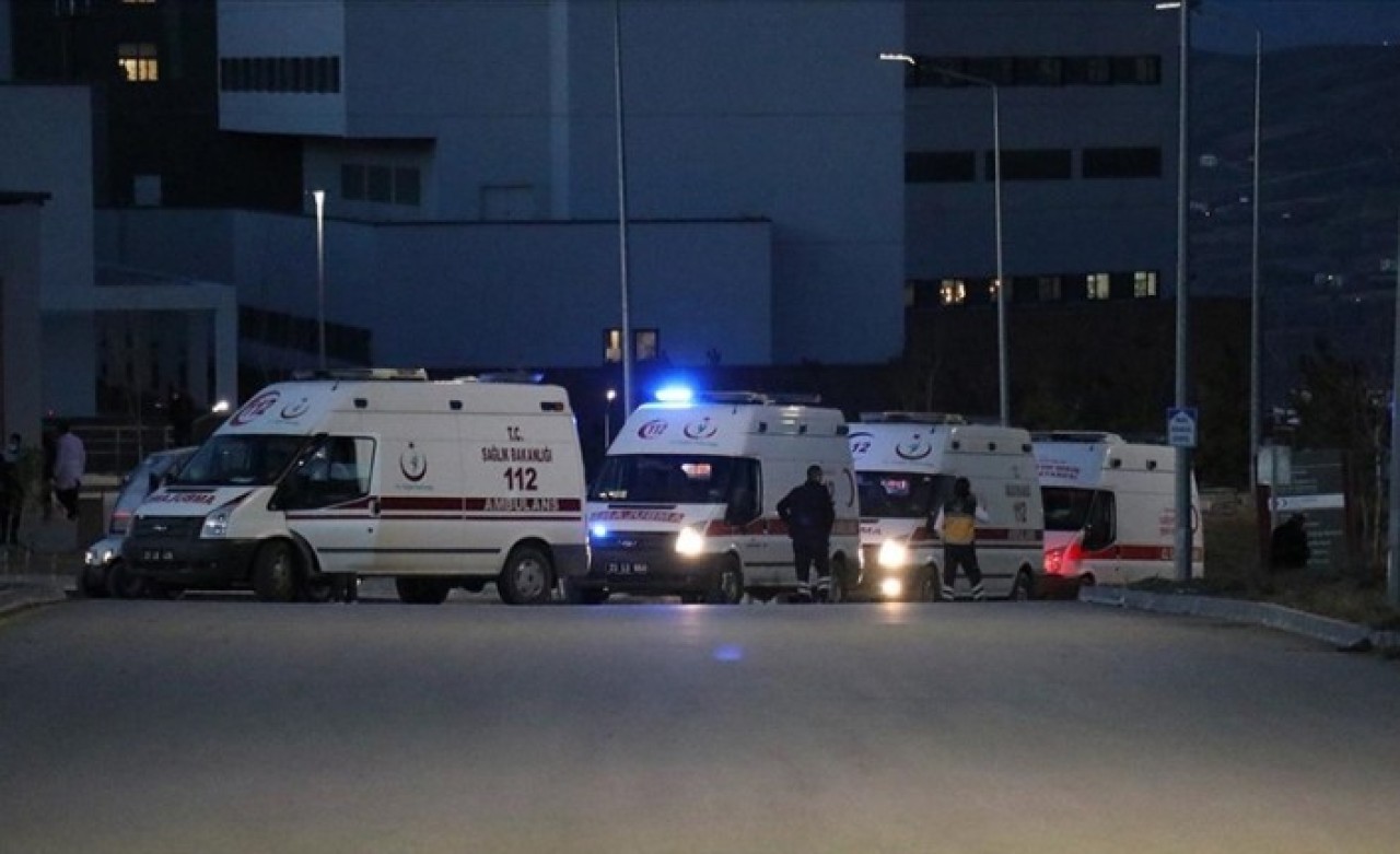 Türkiye yasta,  acımız büyük: Elazığ'da yürekleri dağlayan fotoğraf