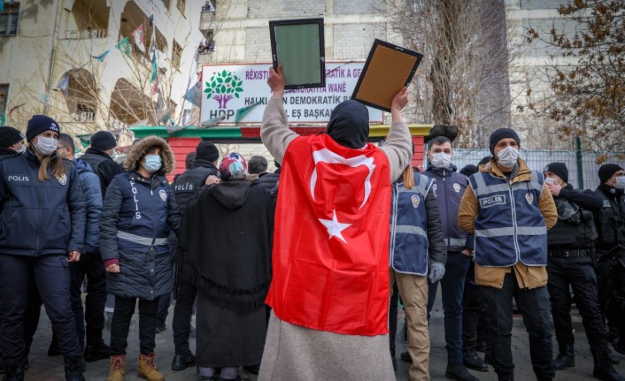 Van anneleri de evlat nöbetinde: Artık yeter yakamızdan düşün