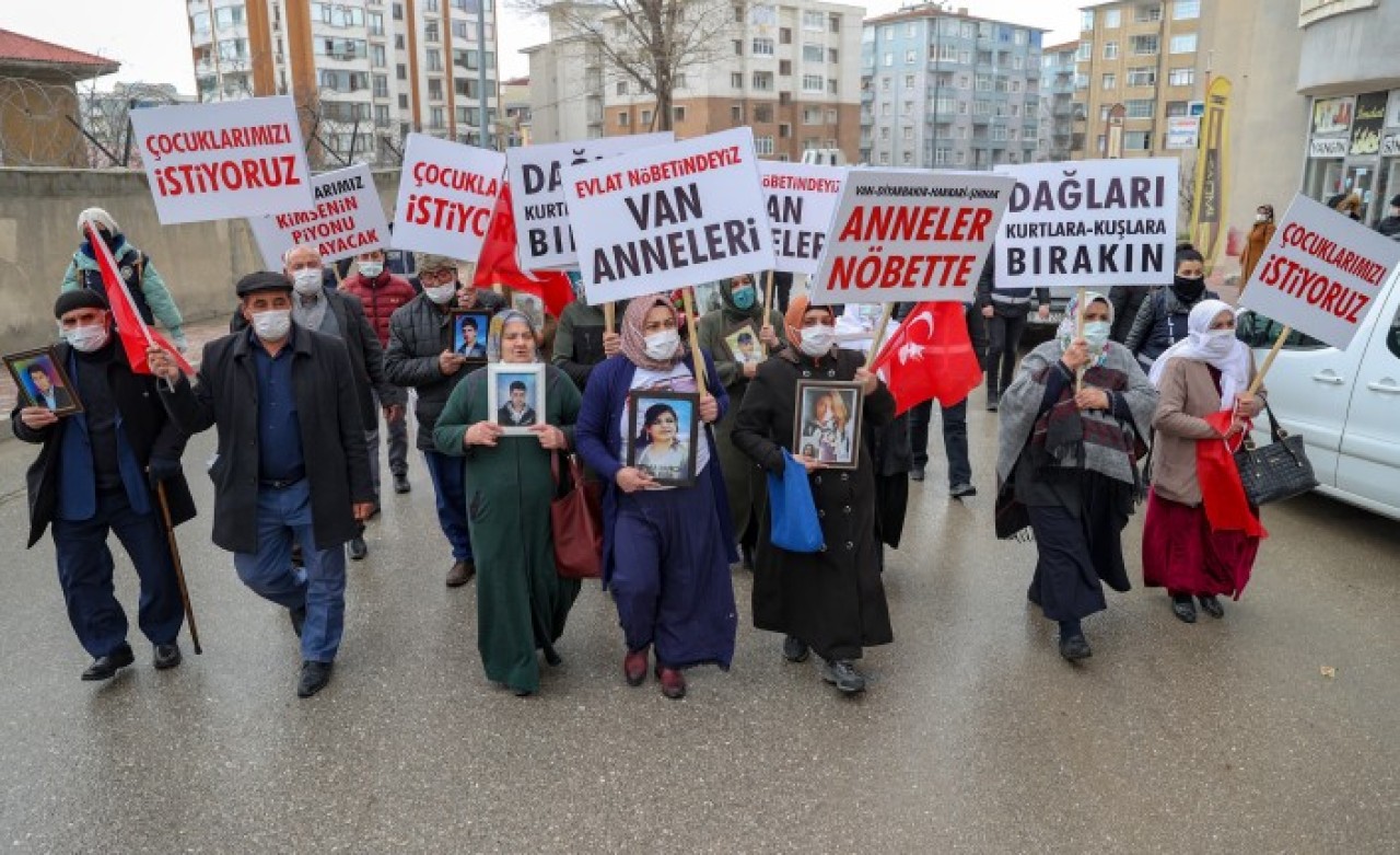Vanlı anneler PKK'nın kaçırdığı çocuklarını HDP'den istiyor