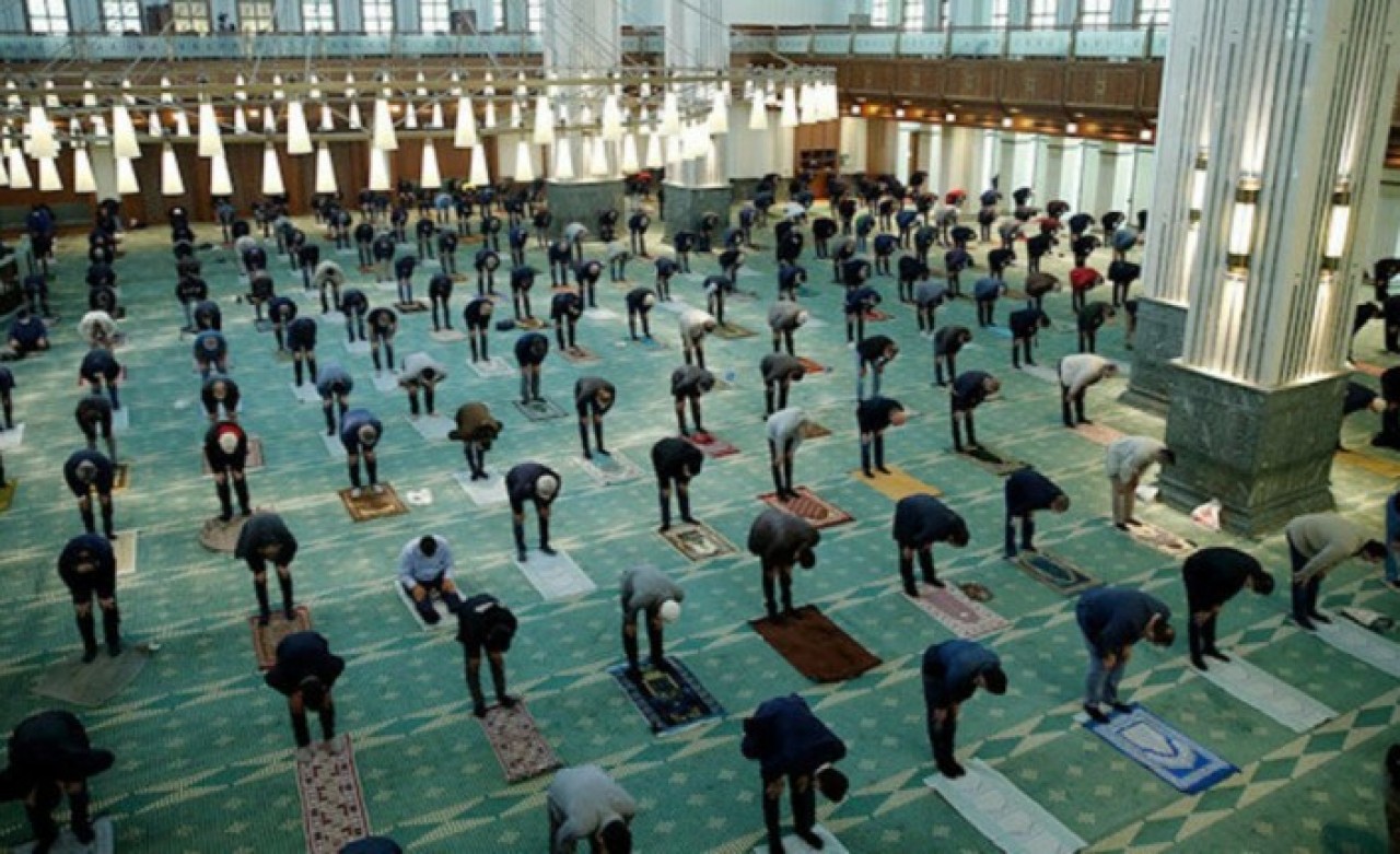 23 Nisan kısıtlamasına denk gelen cuma namazı camilerde kılınacak mı? Merak edilen soru yanıt buldu
