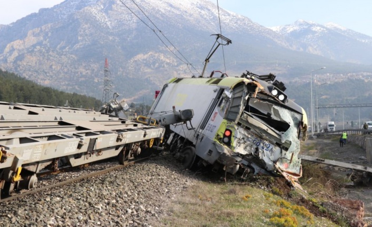 Adana'da iki yük treni çarpıştı