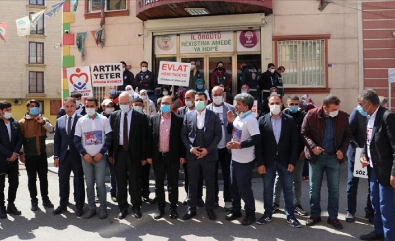 AK Parti'li milletvekillerinden Diyarbakır annelerine destek ziyareti: Annelerin inancı inşallah PKK'yı yenecek