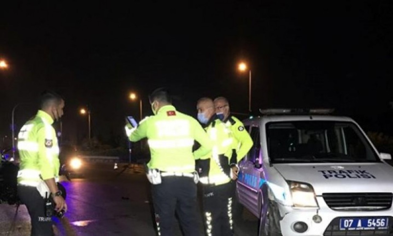 Antalya'da trafik polisleri kaza yaptı: Özgür Gül yaralandı