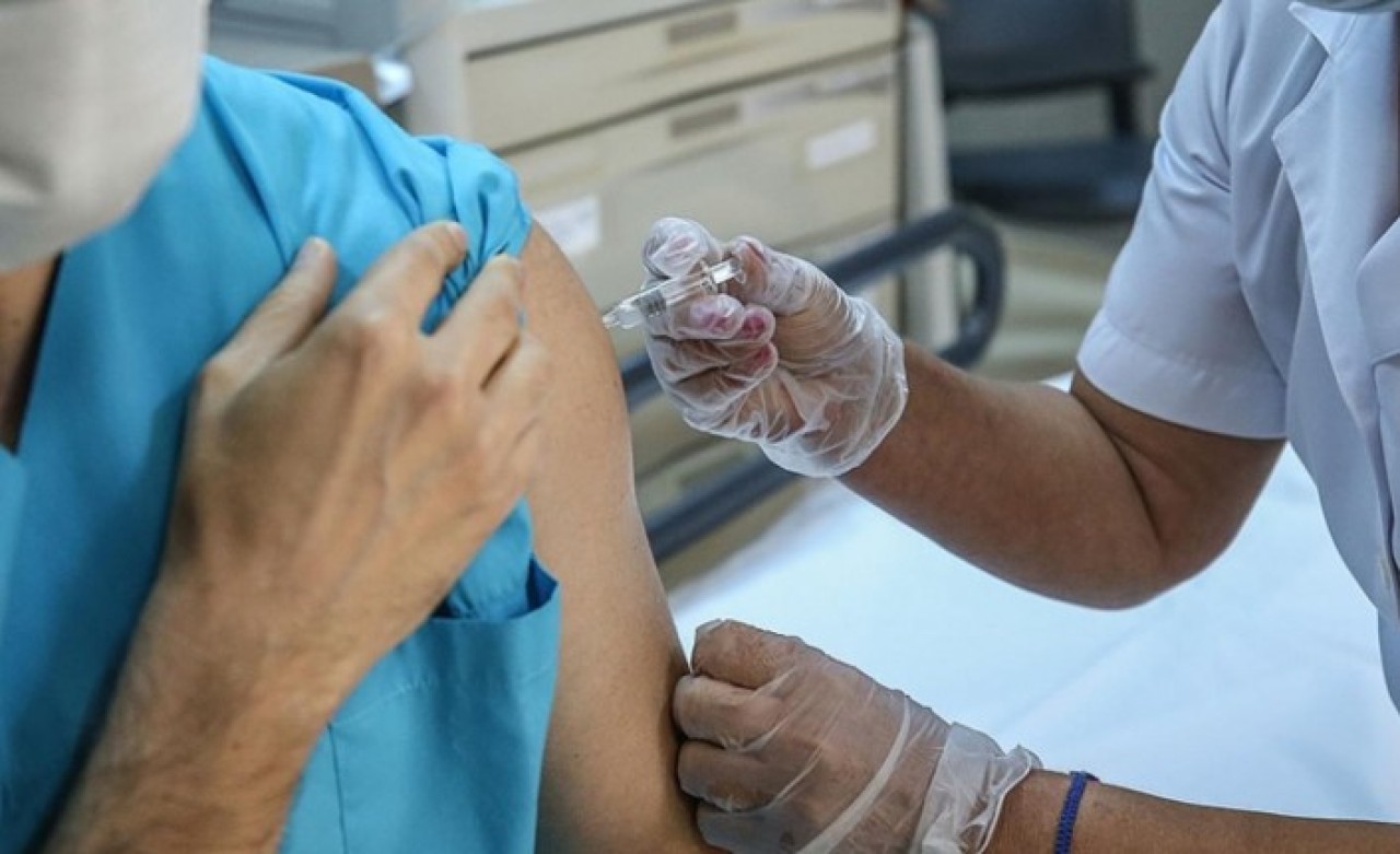 Aşıda yeni bir yan etki ortaya çıktı: Yüzlerce kişi aynı şikayetle hastaneye akın etti