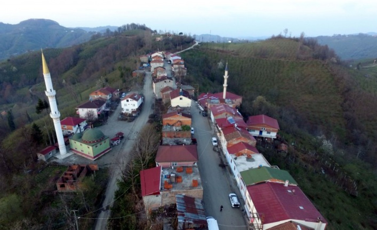 Aynı cadde üzerinde 1 dakika arayla iftar yapıyorlar