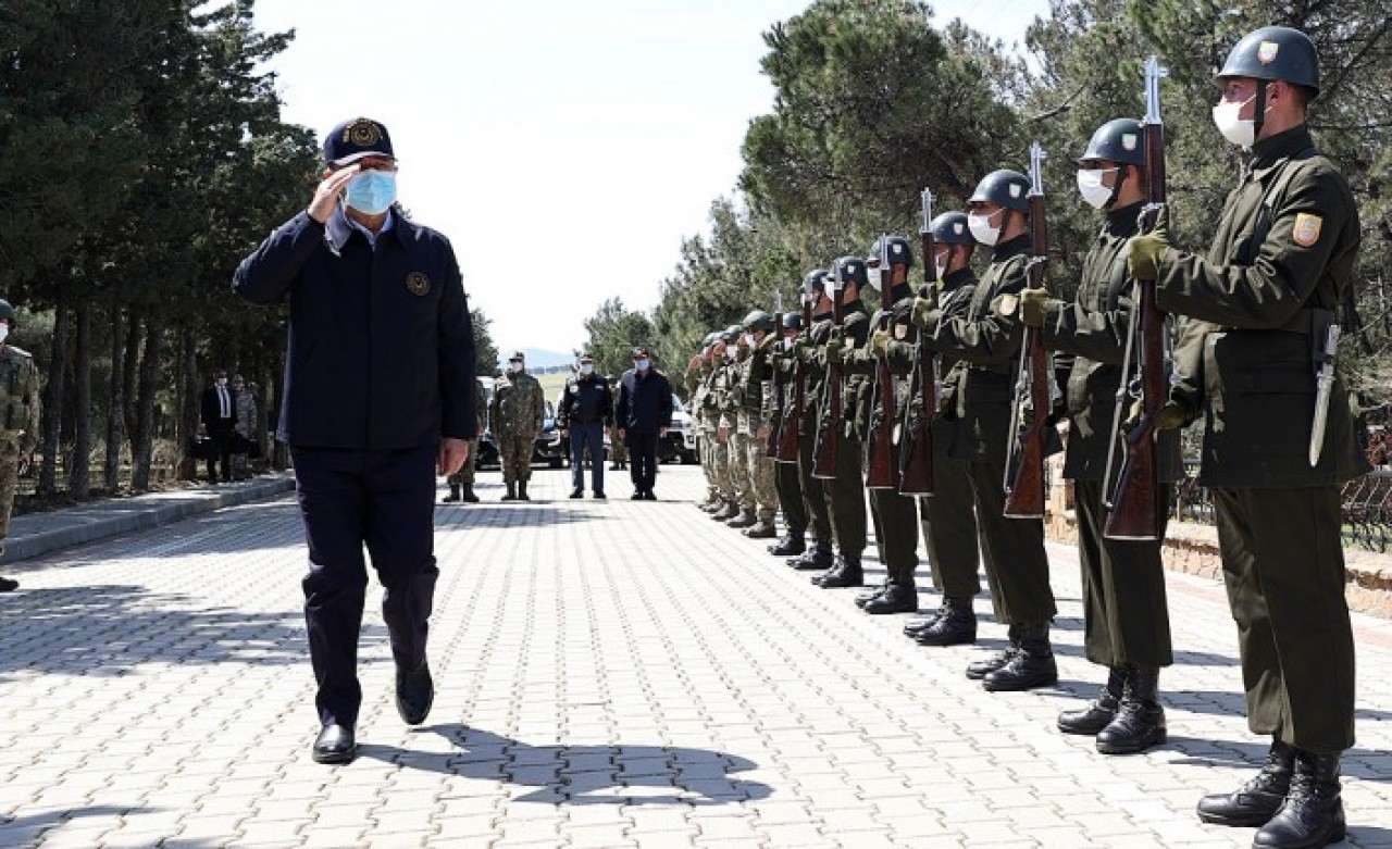 Bakan Akar ve Komutanlar'dan 'Rüzgar Alayı'na ziyaret