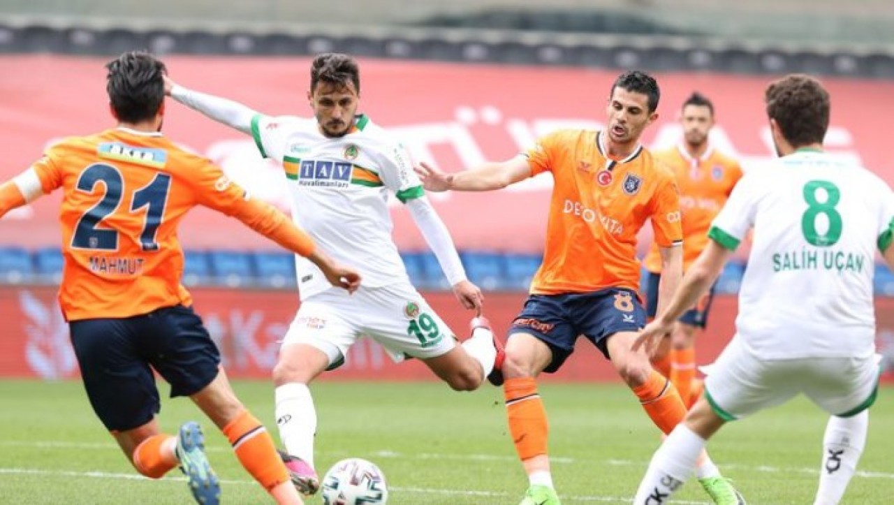 Başakşehir-Alanyaspor: Direkten döndü!
