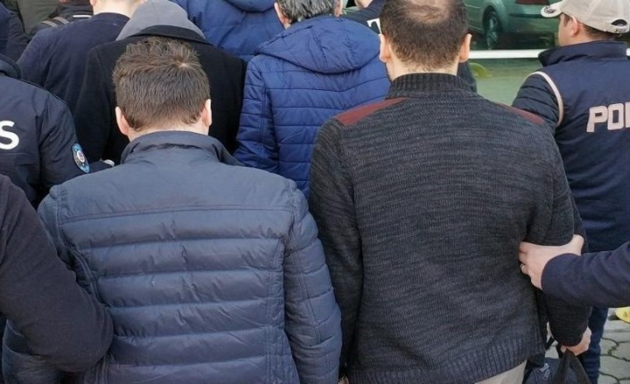 Bildirici amirallerin evlerine sabah baskını: Gözaltına alındılar