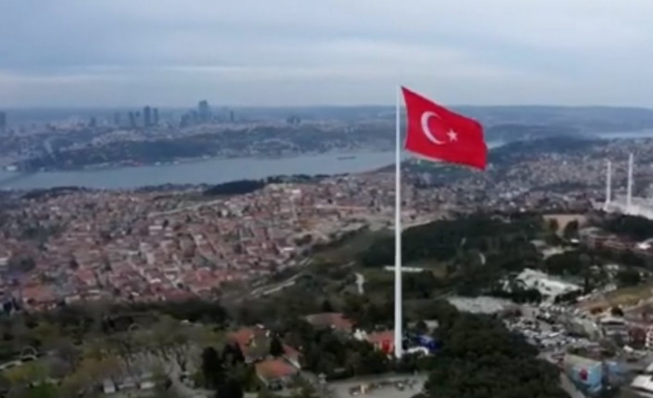 Cumhurbaşkanı Erdoğan en büyük Türk bayrağını göndere çekti