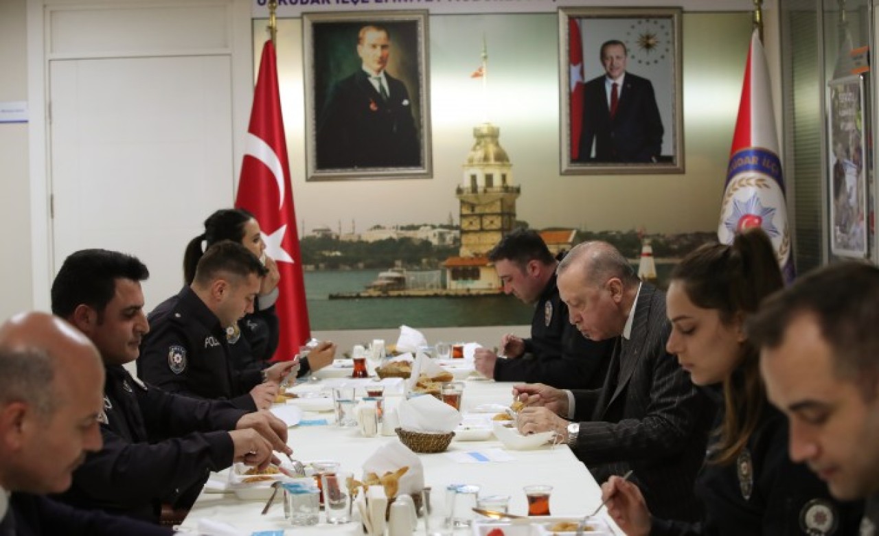 Cumhurbaşkanı Erdoğan,  Çengelköy Polis Merkezi'nde iftar yaptı