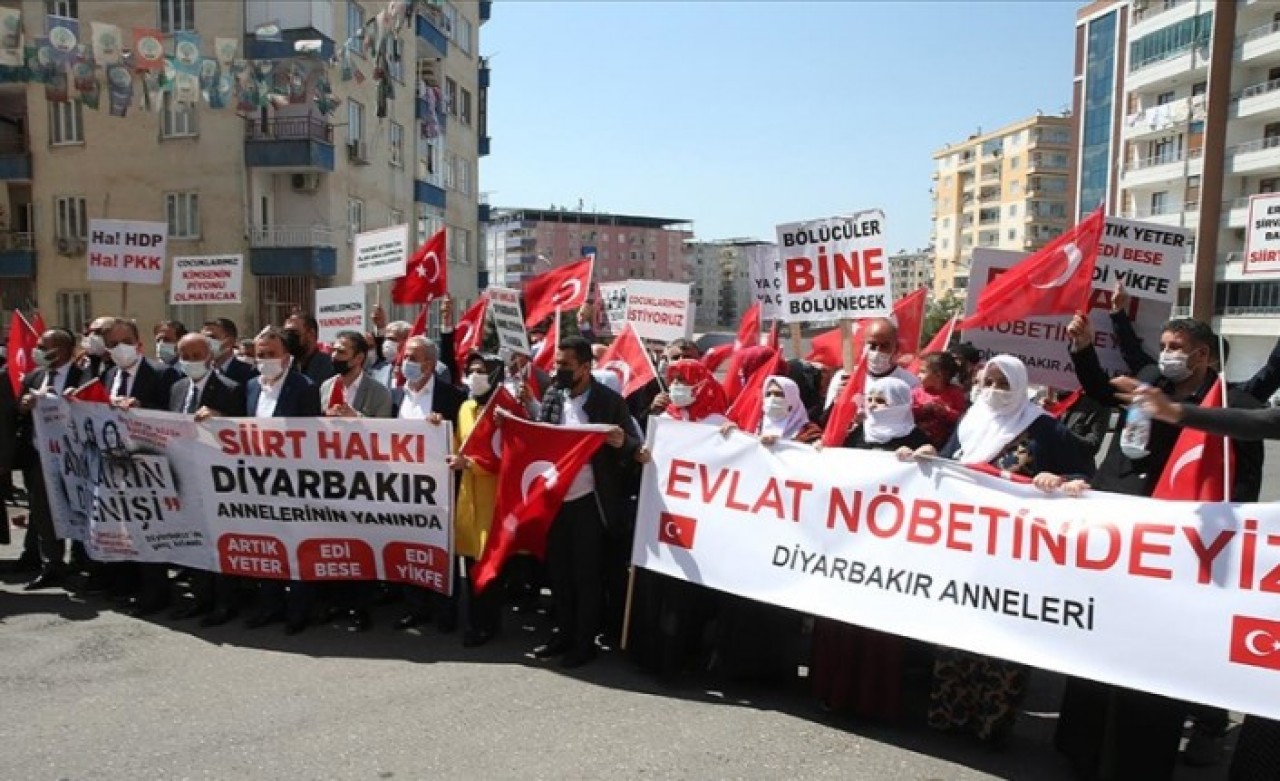 Diyarbakır anneleri ve STK'lardan 'Teröre Lanet' yürüyüşü
