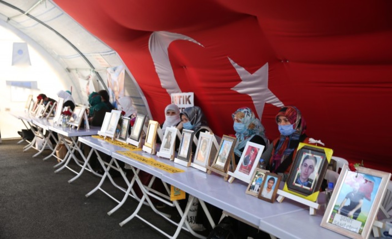 Diyarbakır annelerinden "teslim ol" çağrısı: Sizden kalem aldılar,  silah verdiler. Kızım kaç,  gel