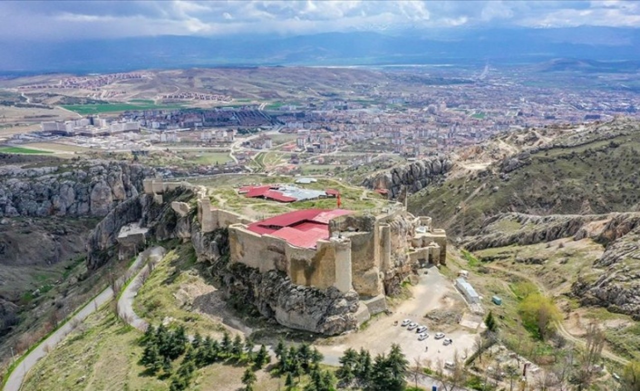 Elazığ'da Urartu dönemine ait 2 bin 800 yıllık 'açık hava tapınak alanı' tespit edildi