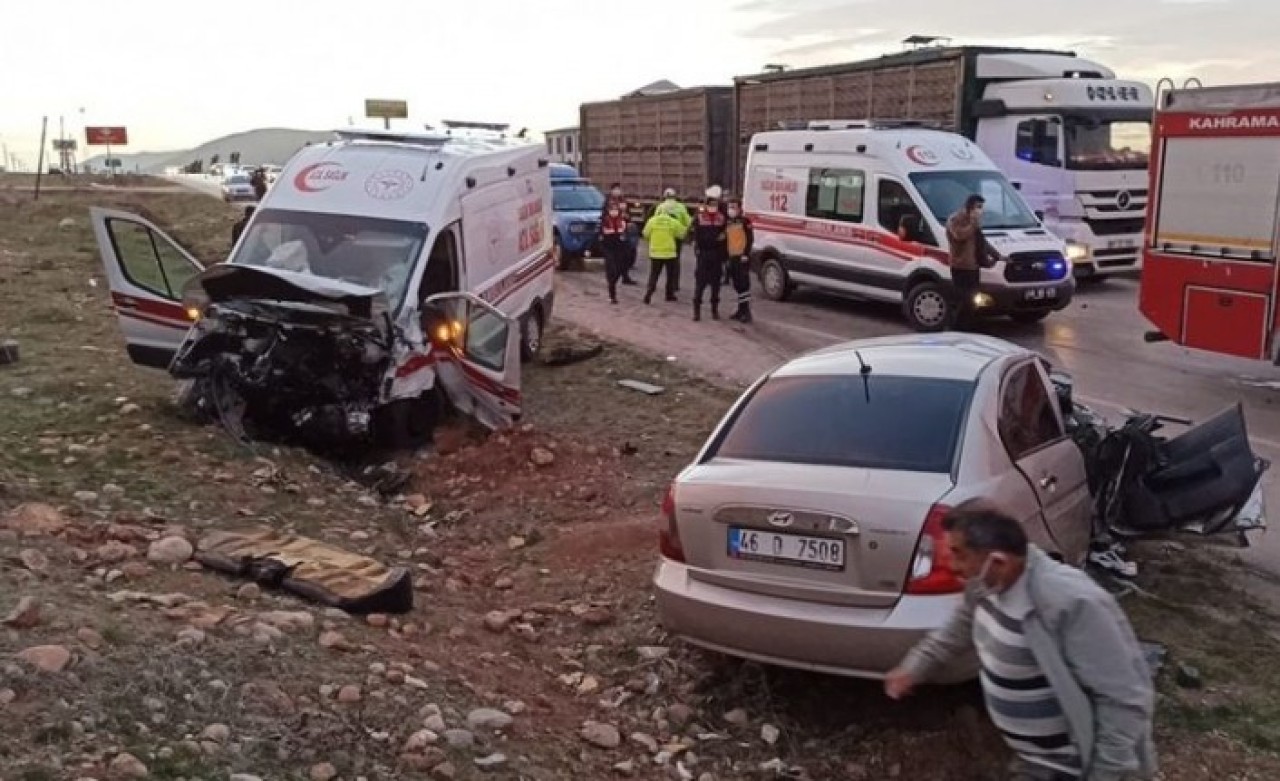 Elbistan'da ambulans ile otomobil çarpıştı: Münir Turan Peltek,  Sibel Örde,  Übeyit Akış öldü