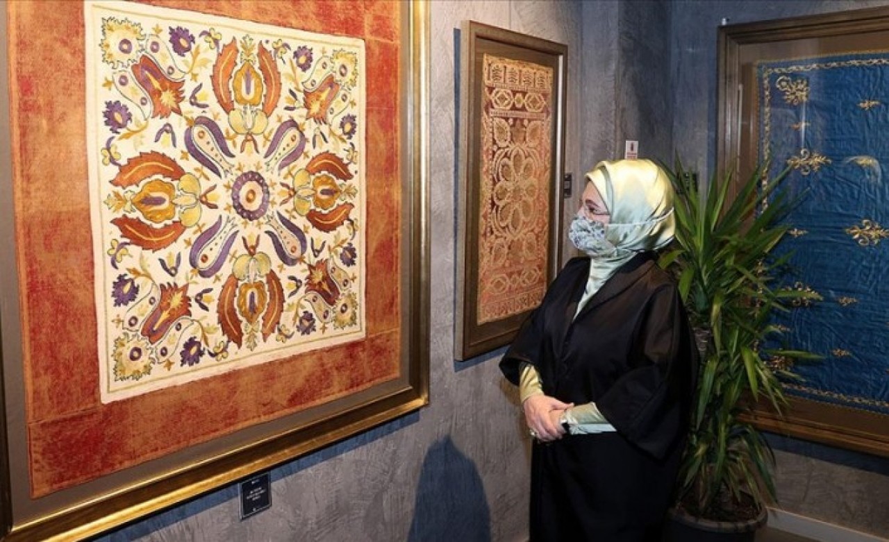 Emine Erdoğan 'Kalbe Dokunan İlmek' sergisini ziyaret etti