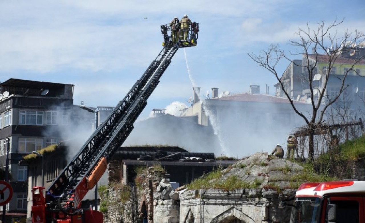 Fatih'te Emniyet'in deposunda yangın