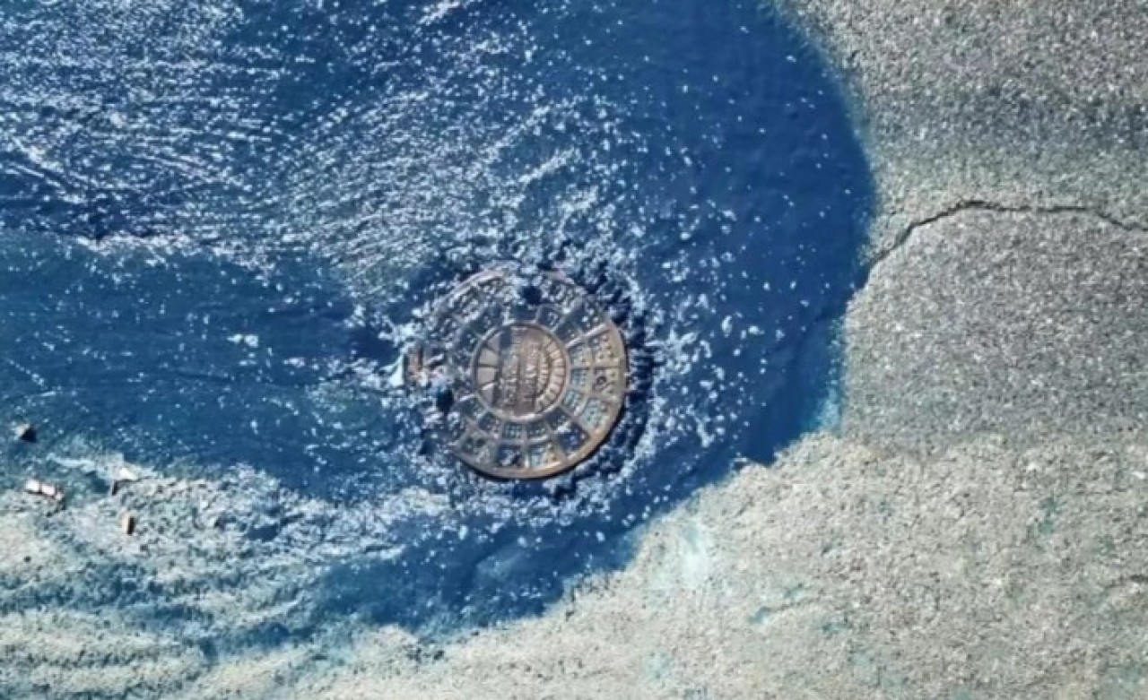 İstanbul'da tedirgin eden olay! Rögardan 'mavi su' fışkırdı