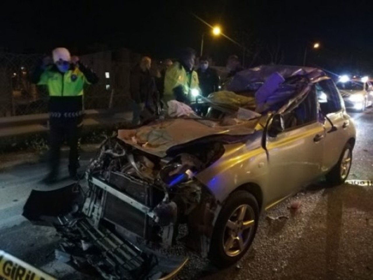 İzmir'de otomobil tıra çarptı: Melek Aslan öldü