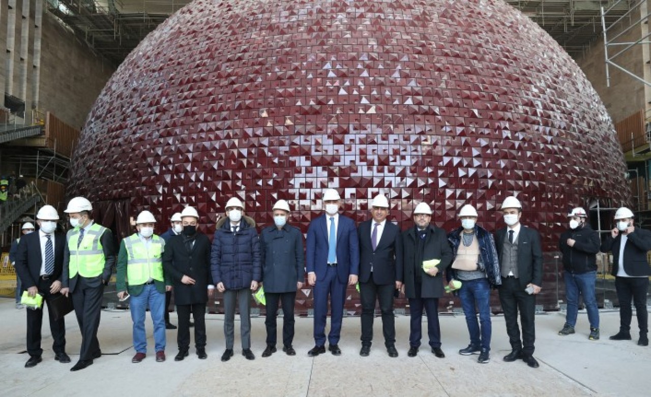 Kültür ve Turizm Bakanı Ersoy,  basın mensuplarına AKM'yi gezdirdi
