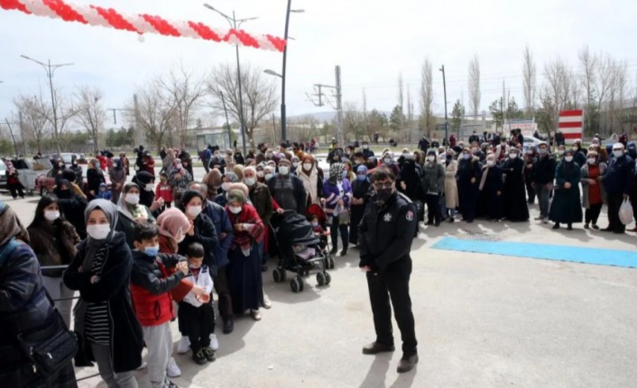 Market açılışında indirim izdihamı! Faaliyetleri durduruldu