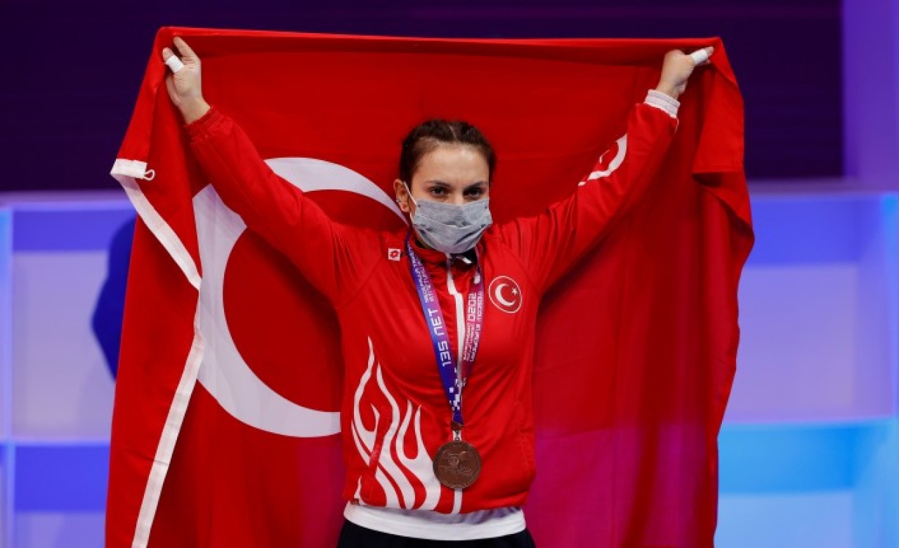 Milli halterci Şaziye Erdoğan,  Avrupa Halter Şampiyonası'nda bronz madalya kazandı