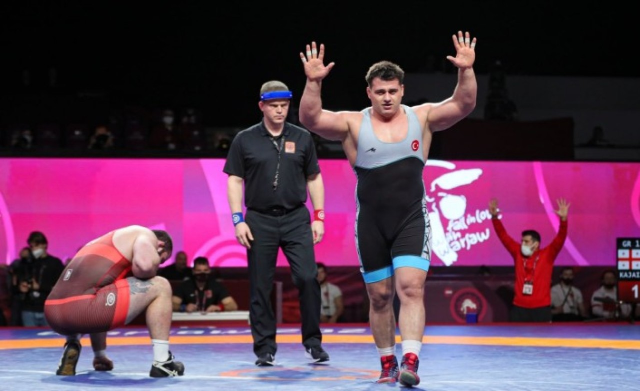 Milli güreşçi Rıza Kayaalp bir kez daha rekor kırdı