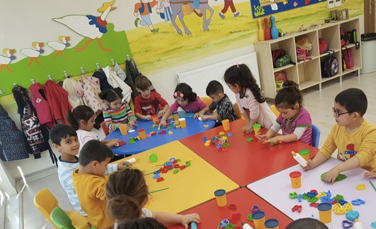 Tam kapanmada kreşler açık olacak mı? Ailelerin merak ettiği soru yanıt buldu!