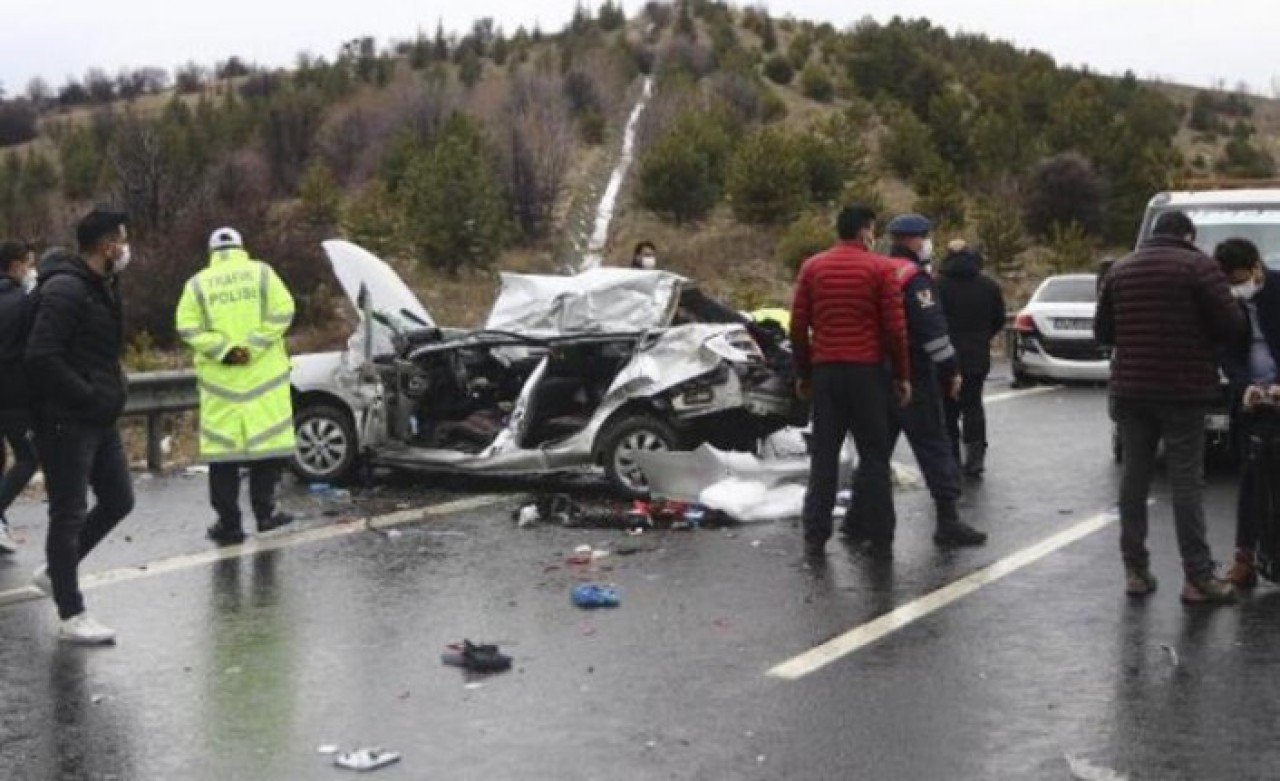 TEM'de 9 aracın karıştığı zincirleme kaza: Tahir Akdoğan,  Sabahat Demir,  Tenzile Akdoğan ve Mehmet Demir öldü